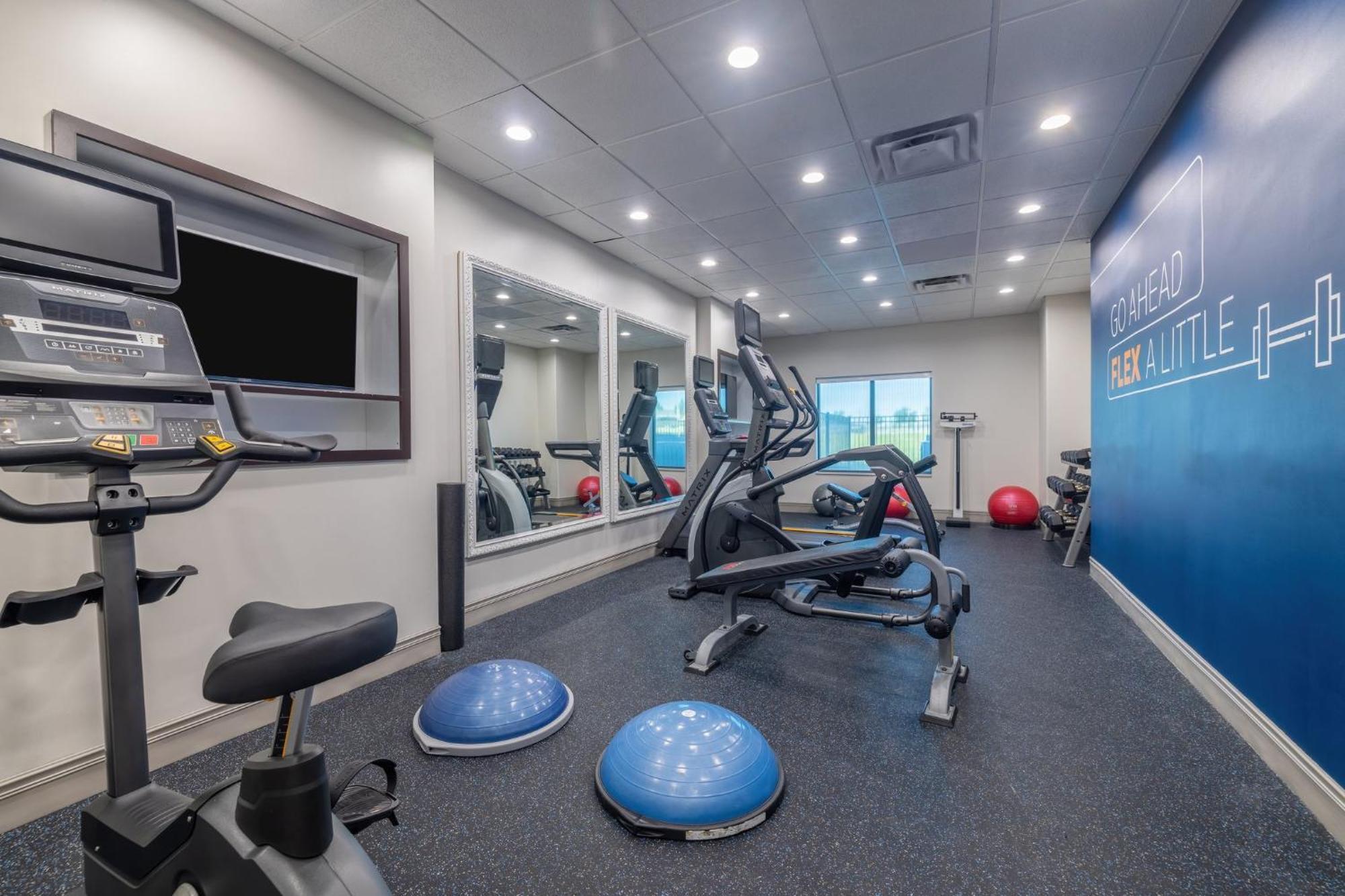 Holiday Inn Express & Suites Kansas City Airport By Ihg Exterior foto
